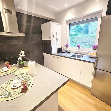 Apartman Contemporary 2 Bedroom With Parking Space *