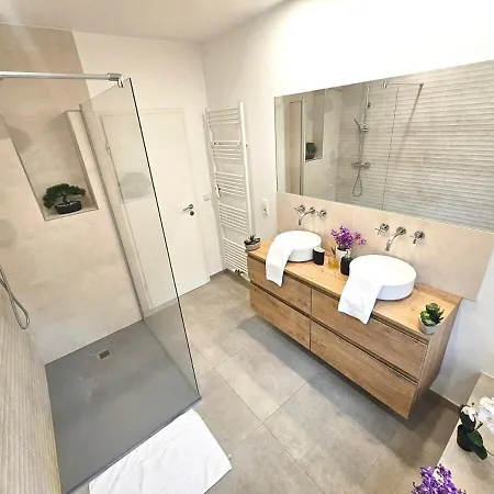 Apartman Contemporary 2 Bedroom With Parking Space